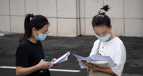 面对面试紧张如何缓解情绪（克服面试紧张的关键技巧和方法）  第1张