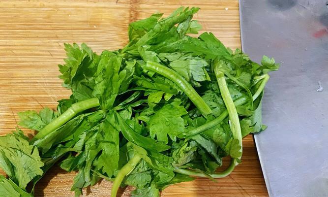 芹菜叶子的美味烹饪方法（简单易学的芹菜叶子料理大全）  第3张